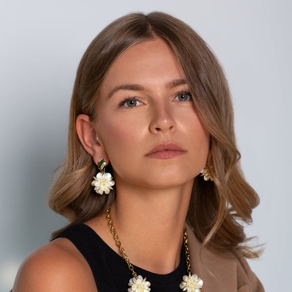 Perlenohrringe groß | Cluster Ohrringe mit Perlen | Braut Ohrringe Blumen | Statement Ohrringe Gold Perlen | Frauen Schmuck