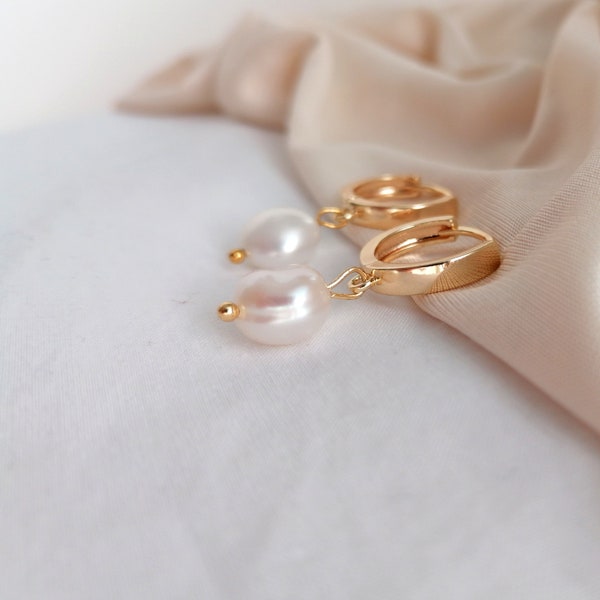 Perlenohrringe | Goldene Creolen | Ohrringe mit Naturperle | Barock-Perlen Ohrringe | Hochzeit Ohrringe | Braut Perlen | Süßwasserperle