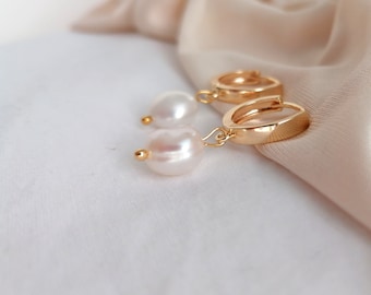 Perlenohrringe | Goldene Creolen | Ohrringe mit Naturperle | Barock-Perlen Ohrringe | Hochzeit Ohrringe | Braut Perlen | Süßwasserperle