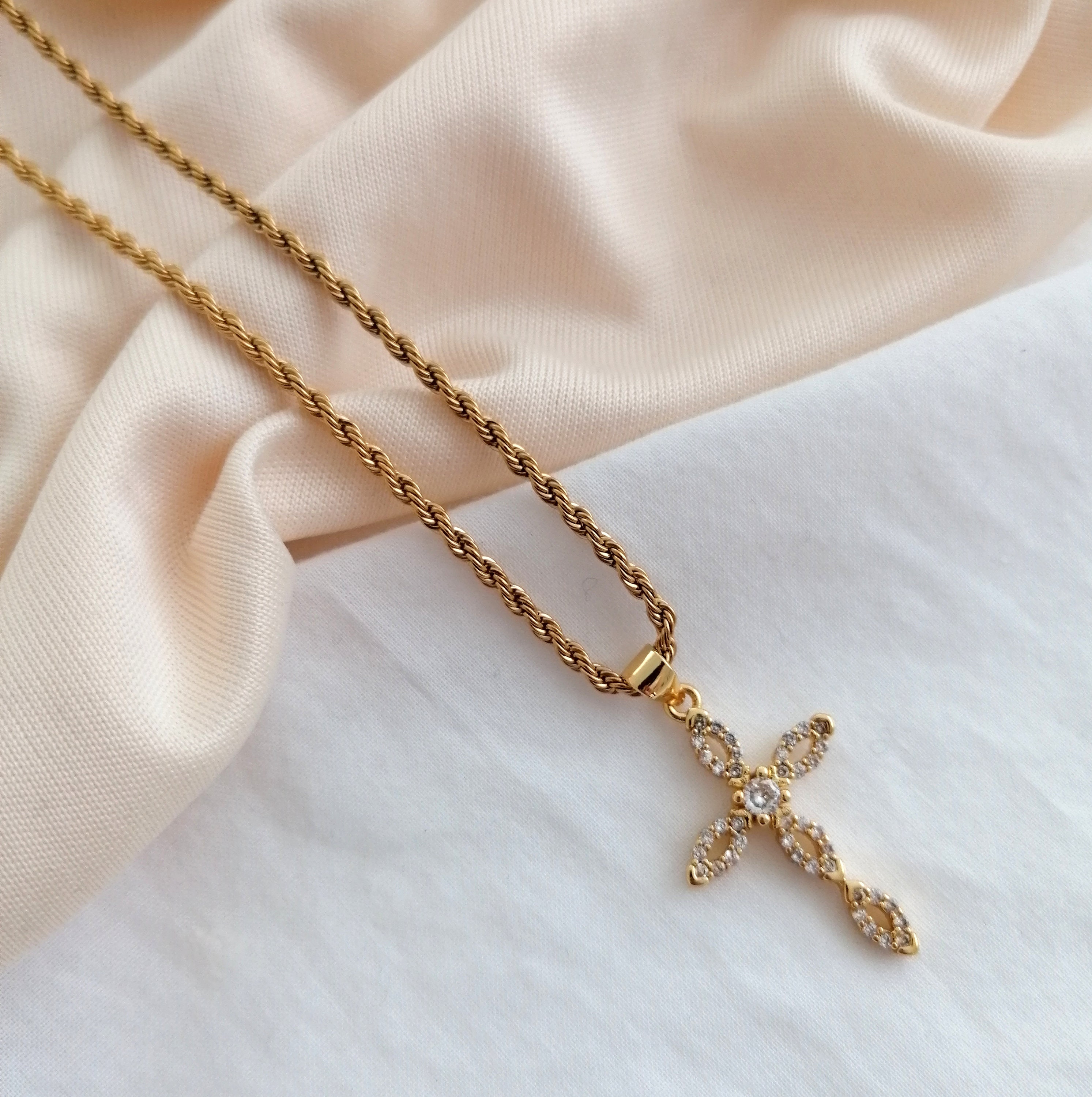 BodyBonita Gold Kreuz Kette Damen - 16K Vergoldet Verstellbare Halskette