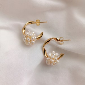 Gouden creolen met parel | Creolen met gouden parels | Gedraaide oorbellen bruiloft | Cadeau voor vriendin | Trouwsieraden | Juwelenregisterkantoor