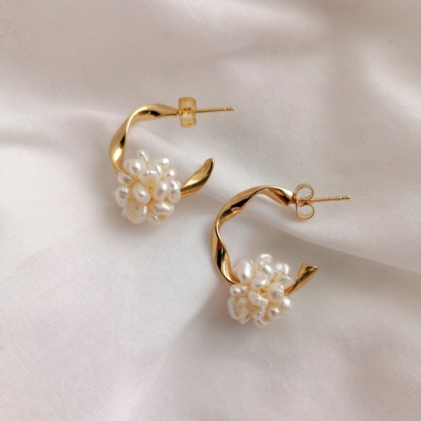 Goldene Creolen mit Perle | Creolen Gold Perlen | Gedrehte Ohrringe Hochzeit | Geschenk für Freundin