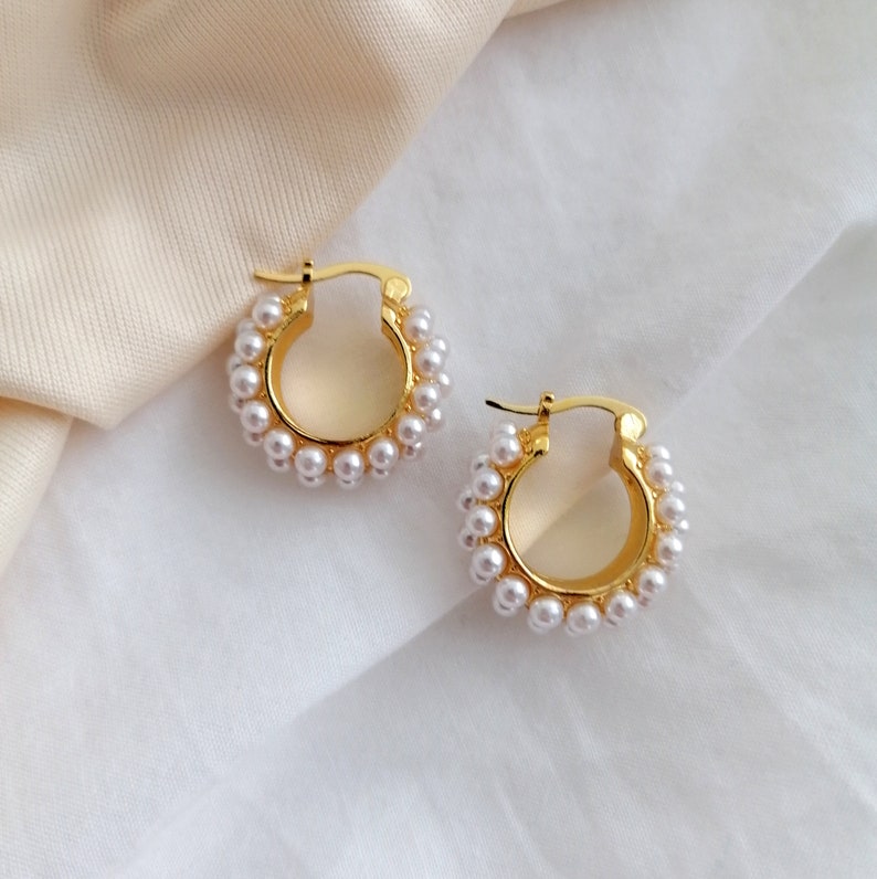 Creolen mit Perlen Ohrringe gold mit Perlen besetzt Ohrringe Hochzeit Kleine Perlen Ohrringe gold Bild 8