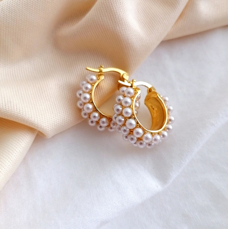Creolen mit Perlen Ohrringe gold mit Perlen besetzt Ohrringe Hochzeit Kleine Perlen Ohrringe gold Bild 2