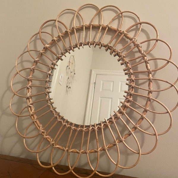Moderne Wicker spiegel 21" diameter met metalen haak aan de achterkant om het op te hangen. Perfecte staat