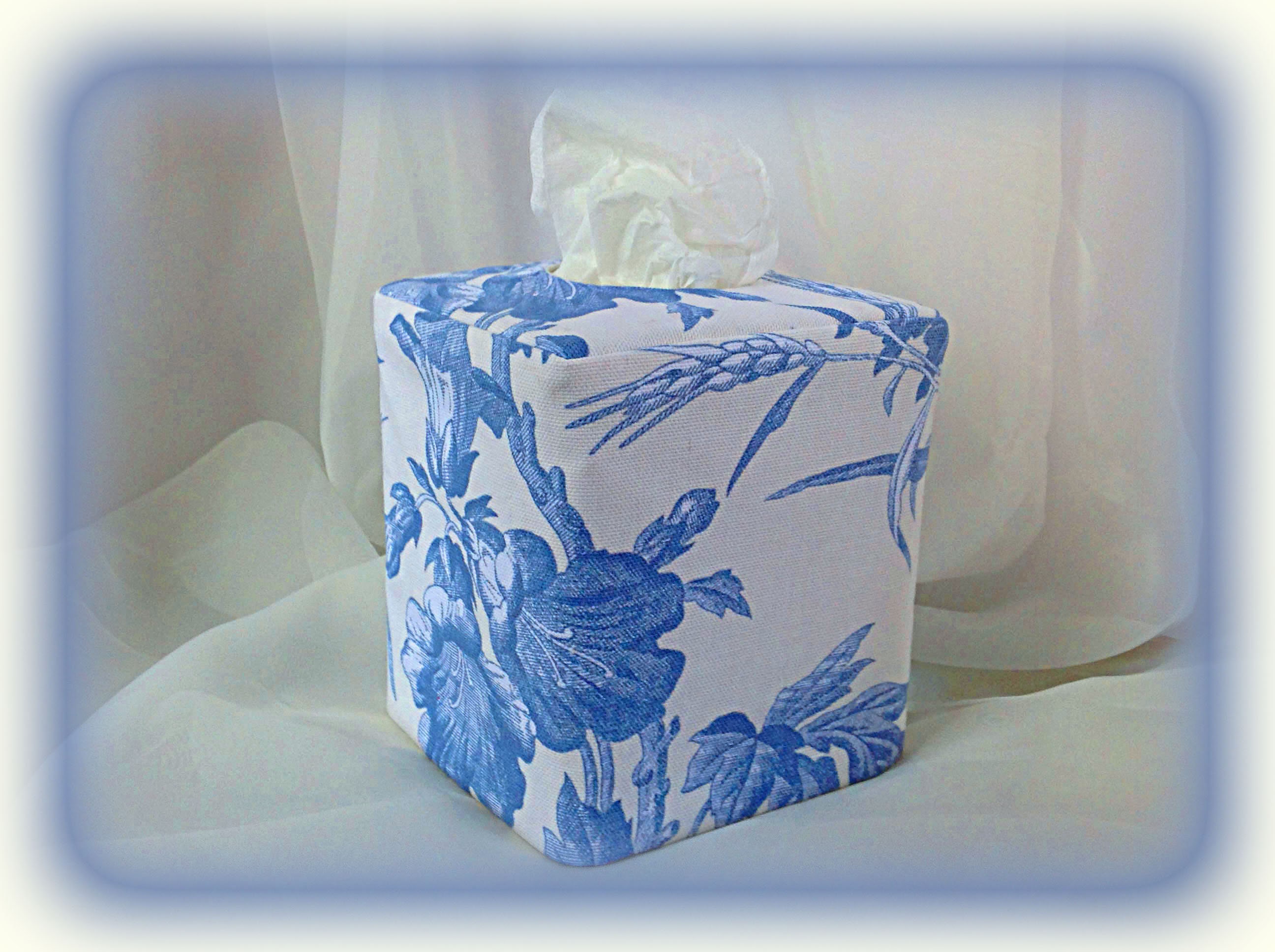Vintage tissue box cover - White with blue design 1