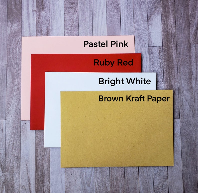 K&ouml;nnte beinhalten: Vier verschiedene Papiermuster in den Farben: Pastellrosa, Rubinrot, Wei&szlig; und braunes Kraftpapier.