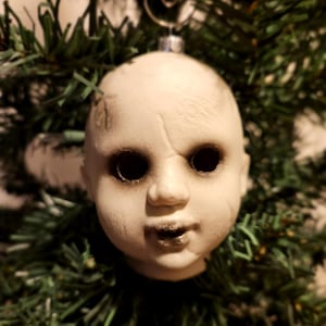 Straszna ozdoba świąteczna w kształcie głowy lalki