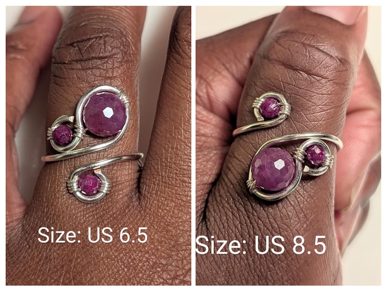 Op de afbeelding: Een zilverkleurige draadring met drie gefacetteerde, dieproze edelstenen. De ring heeft een spiraalvormig ontwerp met een grotere centrale steen en twee kleinere accentstenen. De tekst "Size: US 6.5" en "Size: US 8.5" is zichtbaar.