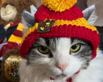 Wizarding house hat for cats, Grifindor house themed with or without pin (cat hat, beanie, enamel pin, red, yellow)