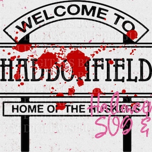 Könnte beinhalten: Ein schwarz-weißes Willkommenszeichen mit dem Text "Willkommen in Haddonfield, Home of the Halloween Sign SVG & PNG". Das Schild ist mit roter Farbe bespritzt.