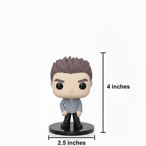 Pu&ograve; includere: Una statuetta in vinile Funko Pop di un personaggio maschile, in piedi su una base circolare nera. La statuetta &egrave; alta circa 10 cm e larga 6,35 cm. Il personaggio ha i capelli castani, una giacca azzurra, pantaloni neri e scarpe nere.