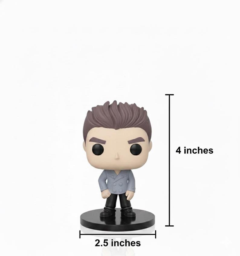 Pu&ograve; includere: Una statuetta in vinile Funko Pop di un personaggio maschile, in piedi su una base circolare nera. La statuetta &egrave; alta circa 10 cm e larga 6,35 cm. Il personaggio ha i capelli castani, una giacca azzurra, pantaloni neri e scarpe nere.