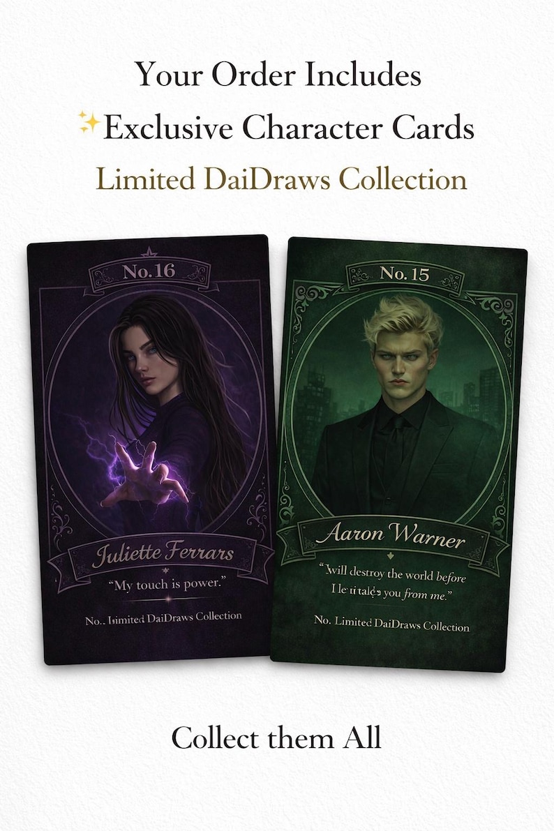 Pu&ograve; includere: Due carte personaggio della Limited DaiDraws Collection. Una carta presenta una donna con lunghi capelli scuri e il testo "Juliette Ferrars". L'altra carta presenta un uomo con i capelli biondi e il testo "Aaron Warner". Le carte hanno bordi decorativi e testo.