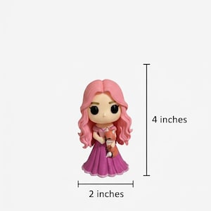K&ouml;nnte beinhalten: Figur einer jungen Frau mit rosa Haaren und einem rosa Kleid, die einen kleinen Fuchs h&auml;lt. Die Figur ist 10 cm hoch und 5 cm breit. Das M&auml;dchen hat gro&szlig;e schwarze Augen und l&auml;chelt. Der Fuchs ist orange und wei&szlig;.