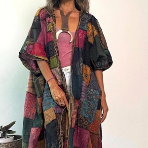 Boho Lange Patchwork Jacke / Mantel mit echtem Kokosnussschalen Knopf und Vordertaschen. Kurze Ärmel. Boho Patchwork