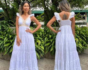 Elegante vestido largo boho infinito de encaje blanco y crema. Detalle de flecos de encaje en el hombro.