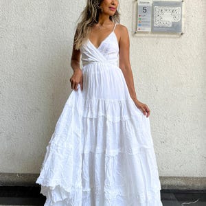 Vestido largo bohemio blanco con espalda descubierta: vestido de verano con cuello halter y cordones, vestido de algodón arrugado para festivales, vestido de boda en la playa, ropa de resort, escote en V profundo.