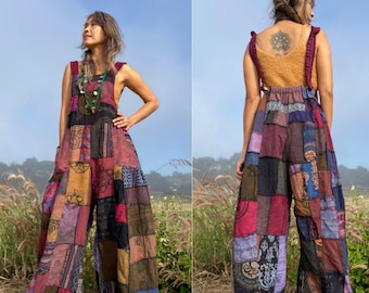 Boho-Indiase patchwork-overall voor dames: handgemaakte jumpsuit in etnische stijl met kleurrijke tribale patches. Verstelbare lengte, zakken.