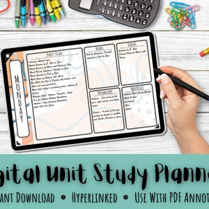 Può includere: Un planner di studio unitario digitale con una scheda Lunedì, un elenco di cose da fare giornaliere, sezioni per libri, video, vocabolario e materiali. Il planner è su un tablet con uno stilo.