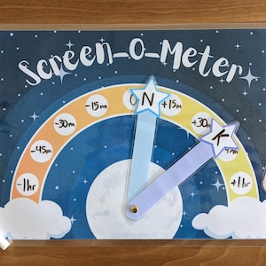 Może przedstawiać: Niebieski i żółty tracker czasu spędzonego przed ekranem z motywem księżyca i gwiazd. Tracker ma tarczę z oznaczeniami co 15 minut, 30 minut, 45 minut, 1 godzinę i 1,5 godziny. Są cztery wskaźniki w kształcie gwiazdy, jeden niebieski, jeden fioletowy, jeden różowy i jeden żółty.