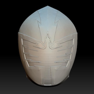 Op de afbeelding: Een witte plastic helm met een gedetailleerd ontwerp van een gestileerde vogel met uitgespreide vleugels. De helm heeft een puntige bovenkant en een vizier.
