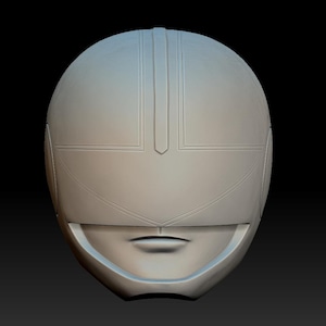 Könnte beinhalten: Weißer Plastikhelm mit Visier und detailliertem Design. Der Helm hat eine erhabene, vertikale Linie in der Mitte und eine horizontale Linie über der Stirn.