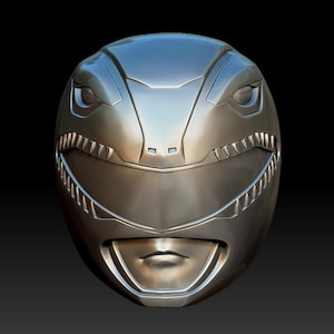 Pode incluir: Um capacete prateado com um design de rosto de dinossauro. O capacete tem uma viseira e um design detalhado com dentes afiados e uma superfície texturizada.