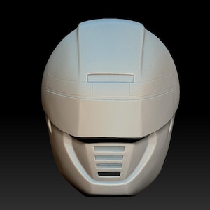 Puede incluir: Un casco de plástico blanco con una visera y una serie de respiraderos rectangulares en la parte delantera.