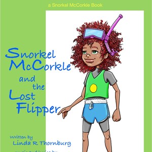 Könnte beinhalten: Kinderbuchcover "Snorkel McCorkle und der verlorene Flipper". Die Illustration zeigt eine Zeichentrickfigur mit grünem Oberteil, blauen Shorts und Schnorchelausrüstung. Die Figur trägt blaue und gelbe Flossen. Titel und Autorenangaben sind ebenfalls zu sehen.