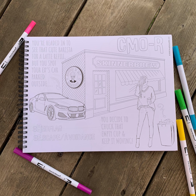 Op de afbeelding: Een zwart-witte kleurplaat met een cartoonillustratie van een persoon die langs een koffiebar loopt genaamd "CMO-R Skinnerbrew". De persoon houdt een koffiebeker vast en er staat een auto geparkeerd voor de bar. De tekst "#Redflag #Escape/Avoidance" staat onder de auto. De tekst "You decide to chuck that empty cup & keep it moving!" staat onder de persoon.
