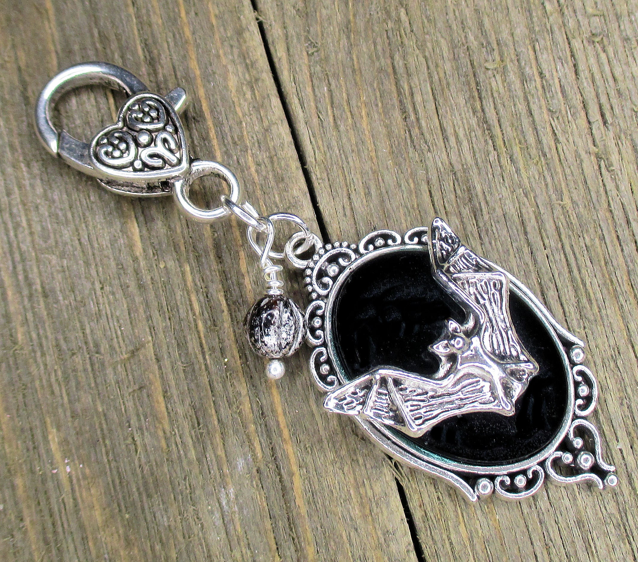 Charm camée gothique noir pour sac à main - Halloween - bijoux de sac - pendentif de sac à main - chauve-souris - araignée - tête de mort - tirette - porte-clés - noir - argent