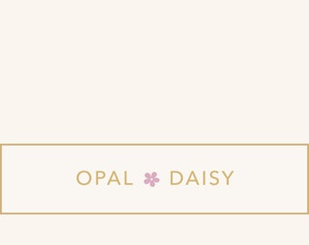 Op de afbeelding: Een gouden rechthoek met een gouden rand en de tekst "OPAL * DAISY" in gouden letters met een roze bloems symbool tussen de woorden.