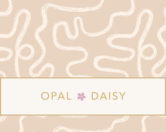 Op de afbeelding: Een beige achtergrond met een wit abstract patroon van kronkelende lijnen. De tekst "OPAL * DAISY" is gecentreerd in een witte rechthoek met een gouden rand.