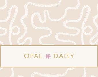 Op de afbeelding: Een licht beige achtergrond met een wit abstract patroon. Een gouden rechthoek met de tekst "OPAL * DAISY" in wit en een roze bloems symbool.