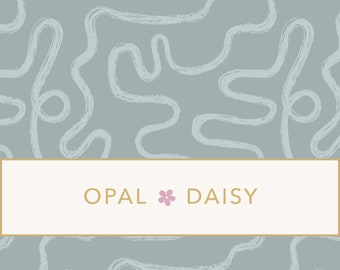 Op de afbeelding: Een lichtblauwe achtergrond met een wit abstract patroon. De tekst "OPAL * DAISY" is gecentreerd in een witte rechthoek met een gouden rand.