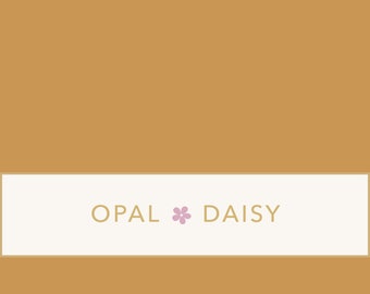 Op de afbeelding: Een wit rechthoek met de tekst "OPAL * DAISY" in zwart. De achtergrond is effen bruin.