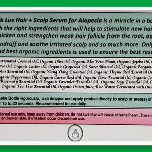 Puede incluir: Una etiqueta verde y blanca con el texto "Made with Luv Hair + Scalp Serum for Alopecia is a miracle in a bottle." La etiqueta enumera los ingredientes del suero, que son todos org&aacute;nicos. La etiqueta tambi&eacute;n incluye instrucciones de uso y advertencias.