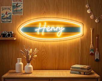 Puede incluir: Un letrero de neón ovalado con forma de tabla de surf que presenta un diseño de rayas amarillas y azules con el nombre Henry iluminado en letras blancas. El letrero está montado en una pared de madera sobre una consola de ratán decorada.