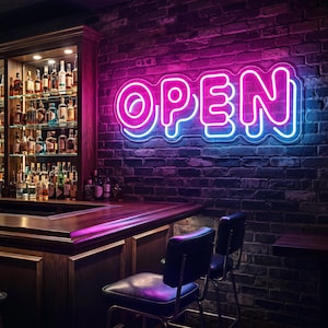Op de afbeelding: Een neonbord met het woord OPEN in felroze en blauw licht, gemonteerd op een donkere bakstenen muur. Het bord heeft een afgerond lettertype in bubbelstijl. Onder het bord staat een houten bar met planken vol glazen flessen drank.
