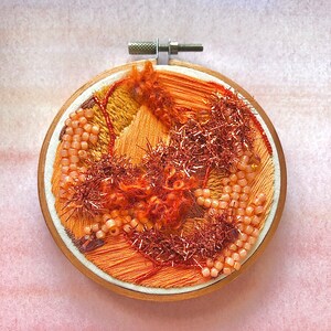 秋の爆発的な抽象刺繍作品。