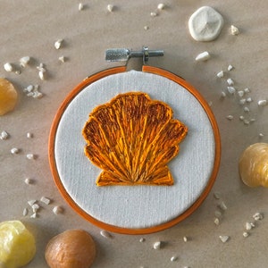 オレンジのキラキラ刺繍のマーメイド貝殻