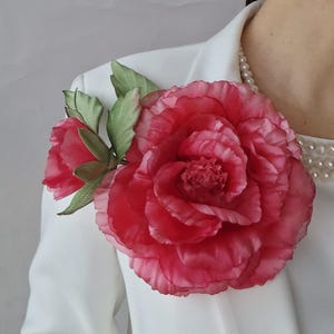 Broche de rosa de seda realista, accesorio floral con imanes para vestido de noche, artesanía única, regalo artístico único para llevar.