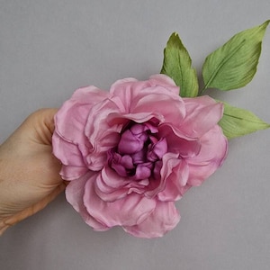 Broche de rosa de seda rosa, flor de tela hecha y pintada a mano, accesorio floral de lujo para vestidos, atuendos de boda y regalos de aniversario.