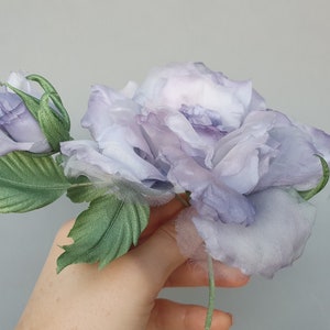 Broche de rosa de seda hecho a mano con arte portátil, prendedor de flor de tela personalizado, elegante broche de boda, accesorio de dama de honor, regalo único para la novia