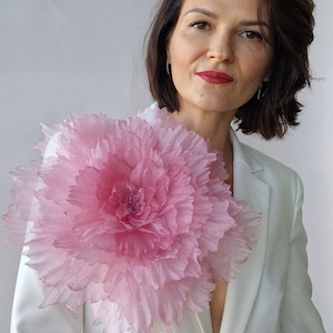 Broche de flor rosa pálido de gran tamaño, prendedor de ramillete floral de organza, prendedor de flor de tela grande para mujer, regalo romántico para ella, accesorio de boda