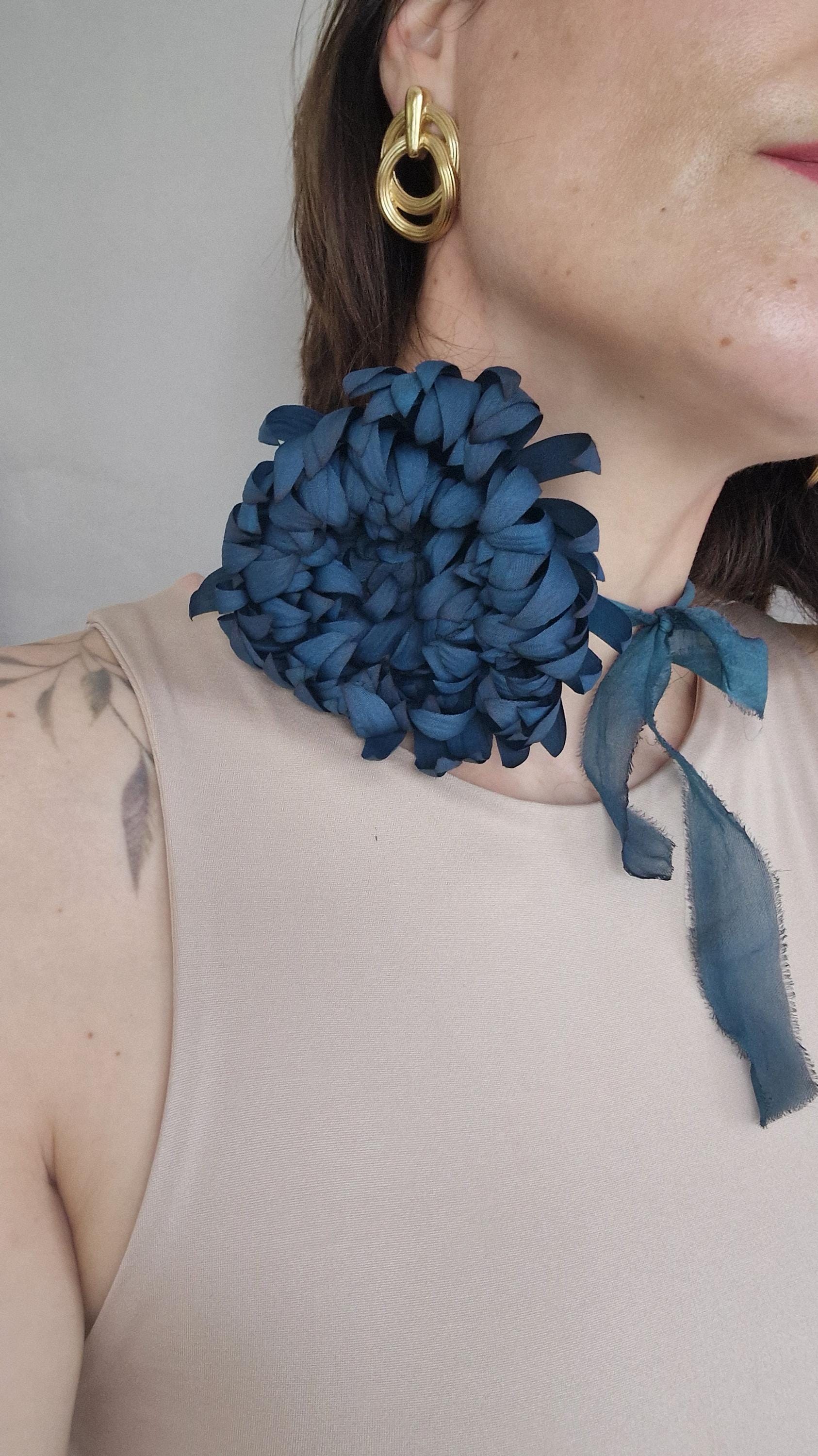 菊の花のチョーカー、ネイビーブルーの布の花のブローチ