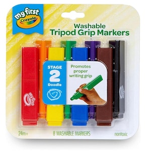 Puede incluir: Un paquete de ocho rotuladores lavables Crayola Tripod Grip de varios colores. El paquete incluye rotuladores rojos, naranjas, amarillos, verdes, azules, morados, marrones y negros. Adecuado para niños de 24 meses en adelante.