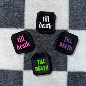 K&ouml;nnte beinhalten: Vier schwarze quadratische Patches mit dem Text "till death" in verschiedenen Farben: wei&szlig;, rosa, lila und gr&uuml;n.