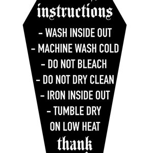 Puede incluir: Un cartel negro y blanco en forma de ata&uacute;d con texto blanco que dice "washing instructions" y enumera las instrucciones de cuidado de la ropa: "Wash inside out", "Machine wash cold", "Do not bleach", "Do not dry clean", "Iron inside out", "Tumble dry on low heat". El cartel termina con "thank you!" y un coraz&oacute;n.